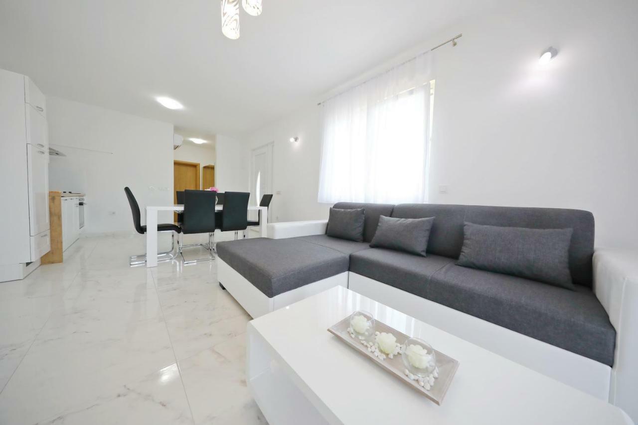 Apartmani Vlado Mitar Sukošan Esterno foto
