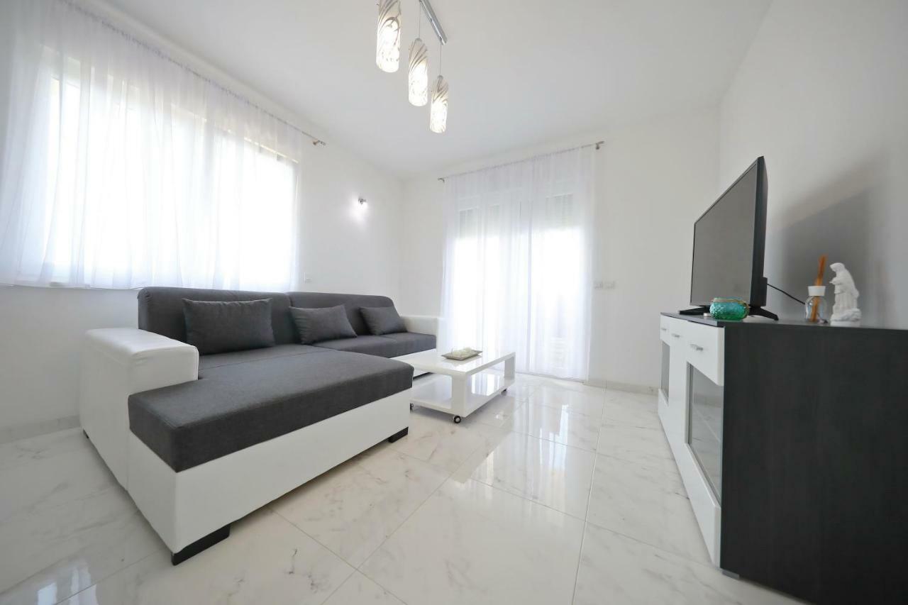 Apartmani Vlado Mitar Sukošan Esterno foto